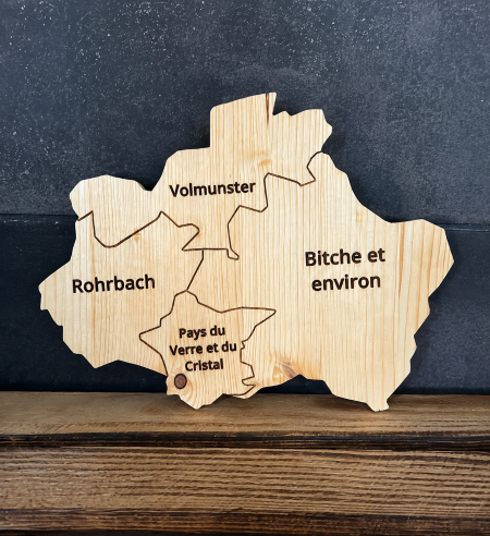 Planche apéro en bois découpée en forme de la carte du Pays de Bitche.